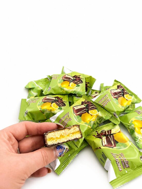 Gardas šokolādes konfektes ar maigu biskvītu un citronu krēma pildījumu