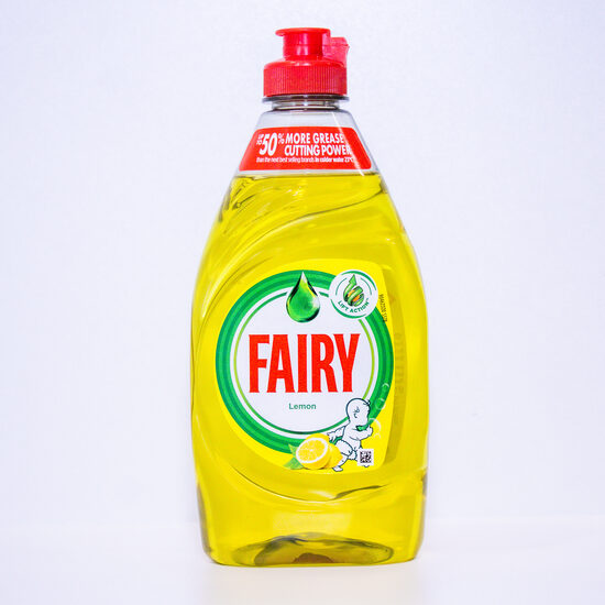 Fairy šķidrā trauku mazgāšanas līdzeklis ar citrona aromātu Lemon – 320 ml