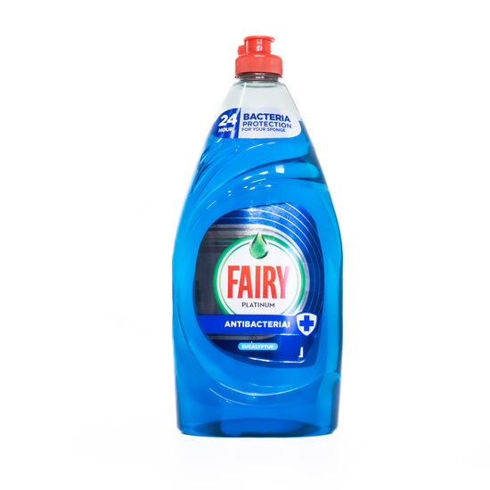 Fairy Platinum Quick Wash šķidrais trauku mazgāšanas līdzeklis, antibakteriāls ar eikalipta aromātu, 820 ml