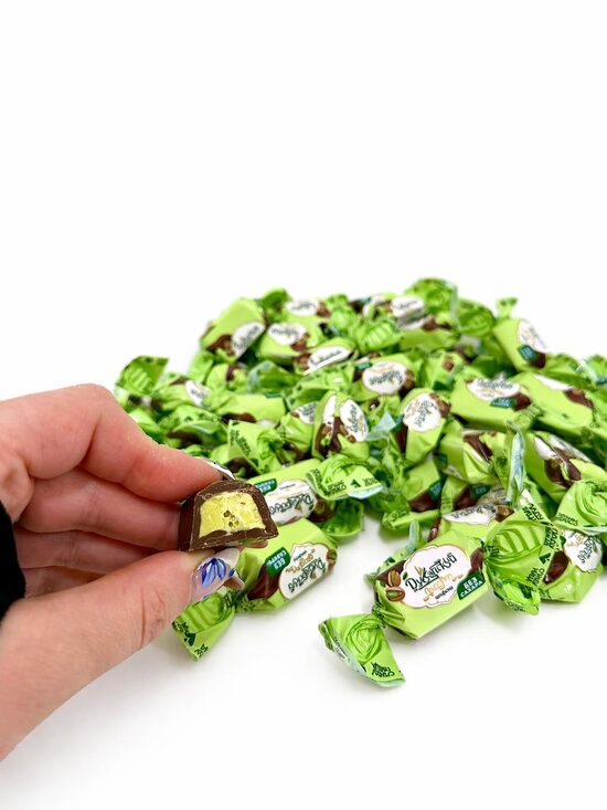 Šokolādes konfektes ar pistāciju krēma pildījumu bez cukura.